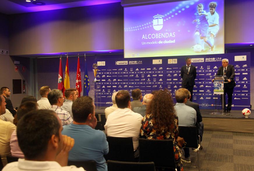 Presentación del Torneo Madrid Football Cup U-14 - Imagen panorámica de la sala donde se celebra el evento.