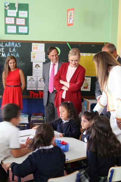 La presidenta regional inaugura el nuevo curso escolar en el colegio público Luis Buñuel - La presidenta, las autoridades municipales, la directora y los alumnos.