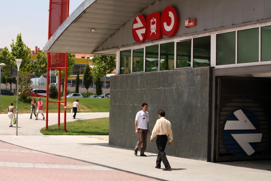 Salida de la estación de cercanías de Renfe en el municipio de Alcobendas
