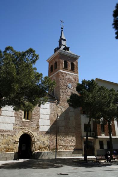 La parroquia de San Pedro Apóstol, se encuentra en la plaza de Felipe Álvarez de Gadea. Y es un recuerdo histórico de la antigüedad de este municipio. Habiendo sido reconstruida varias veces en el mismo lugar a partir de los restos de una mezquita árabe. Allí fue donde en 1664 se proclamó a la Virgen de la Paz como patrona de Alcobendas.