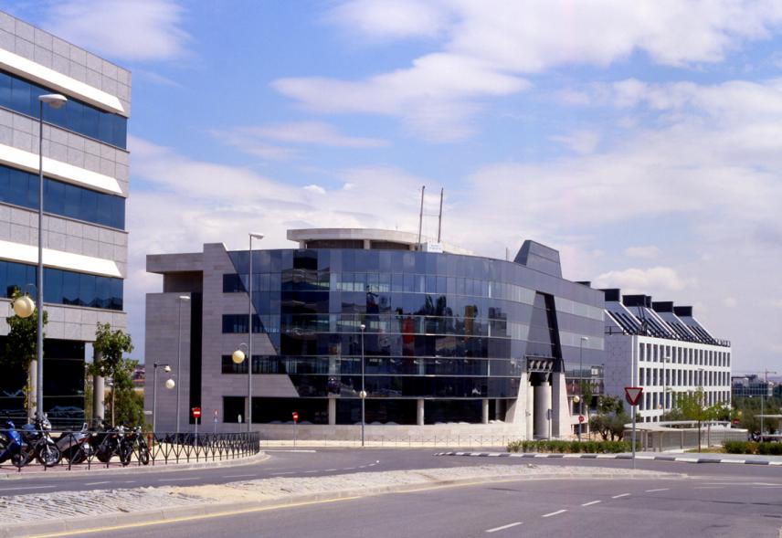 Edificios de oficinas en la zona parque empresarial Arroyo de la Vega aledaña a la Moraleja
