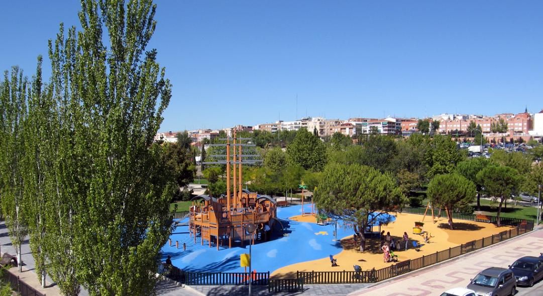 Vista general zona de ocio infantil del Parque temático Barco Pirata del Arroyo de la Vega