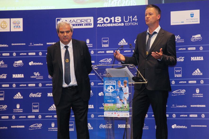 Presentación del Torneo Madrid Football Cup U-14 - Imagen de unas personas hablando para el público asistente a la presentación.