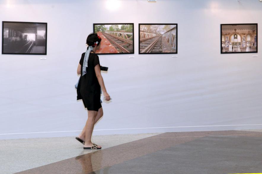 Visitante en  la exposición. 