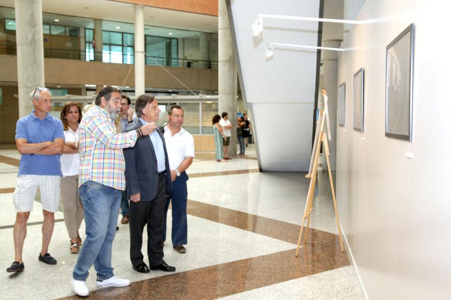 Miembros del ayuntamiento y representantes de la exposición. 
