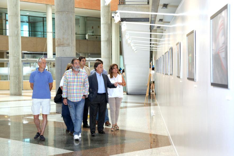 Miembros del ayuntamiento y representantes de la exposición. 
