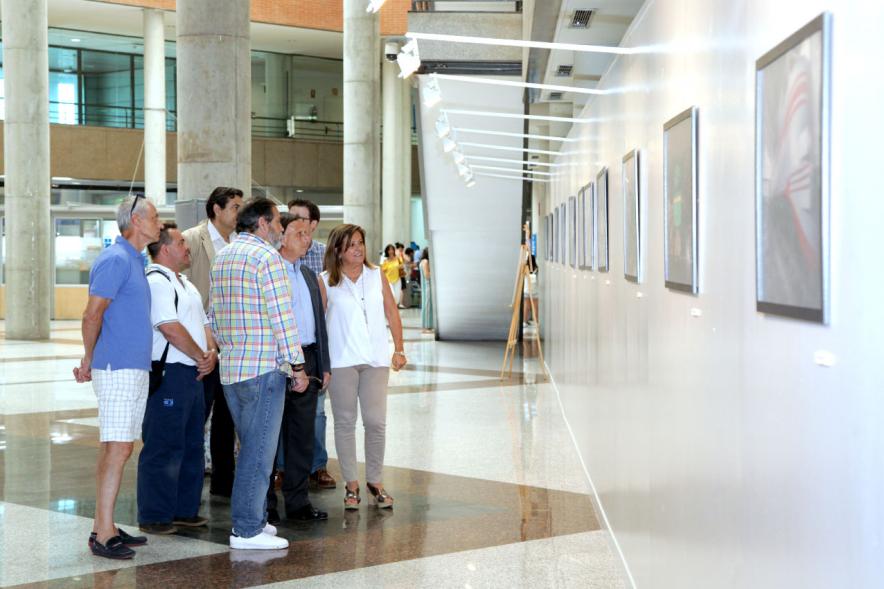 Miembros del ayuntamiento y representantes de la exposición. 