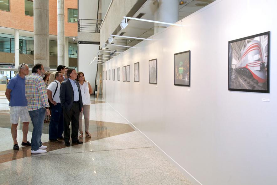 Miembros del ayuntamiento y representantes de la exposición. 