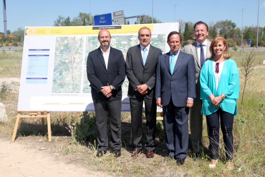 Presentación Nueva Variante de la A-1 - El alcalde con la gente del proyecto.
