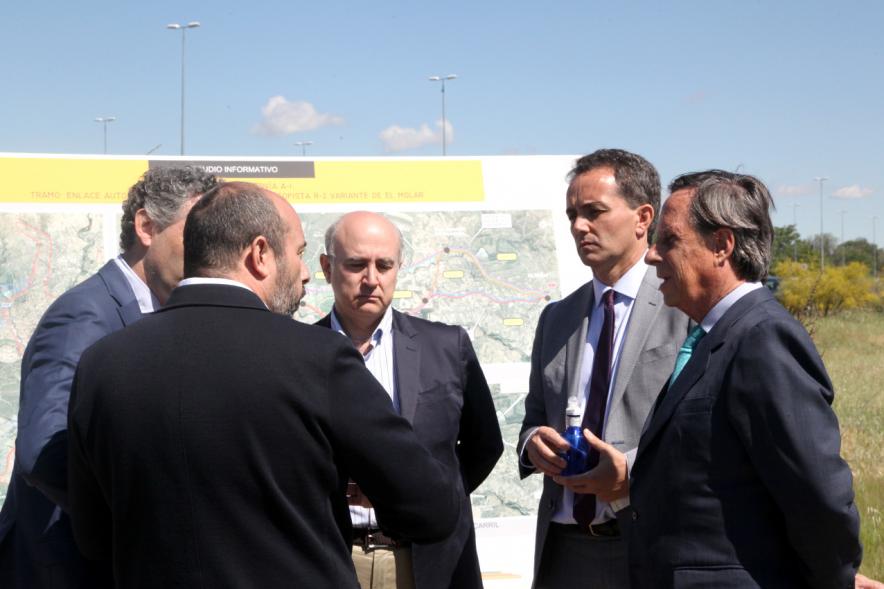 Presentación Nueva Variante de la A-1 - El alcalde con representantes.