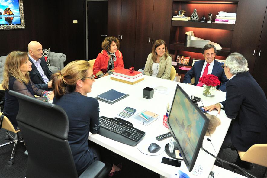 Visita a la empresa Citytime - Imagen del alcalde García de Vinuesa reunido con directivos de la empresa Citytime.