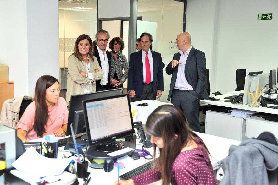 Visita a la empresa Citytime - Imagen del alcalde García de Vinuesa visitando con directivos la instalaciones de la empresa.