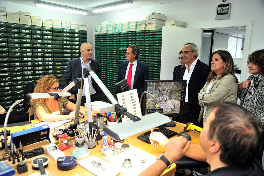 Visita a la empresa Citytime - Imagen del alcalde García de Vinuesa visitando con directivos la instalaciones de la empresa.