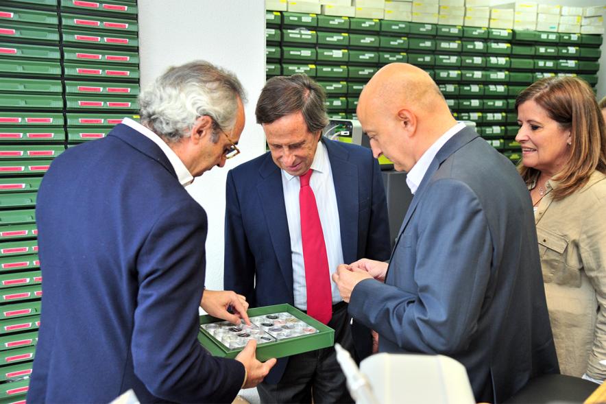 Visita a la empresa Citytime - Imagen del alcalde García de Vinuesa visitando con directivos mirando las piezas de joyería.