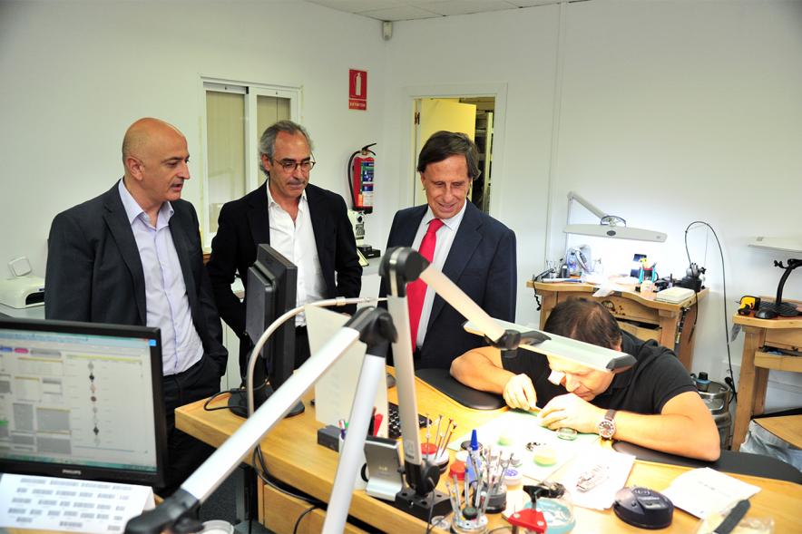 Visita a la empresa Citytime -  Imagen del alcalde García de Vinuesa visitando con directivos la instalaciones de la empresa.