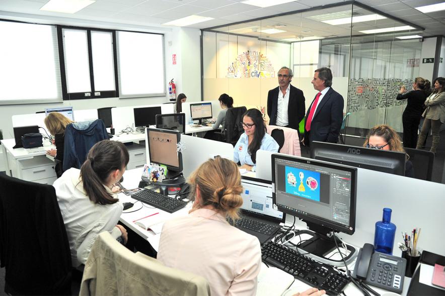 Visita a la empresa Citytime -  Imagen del alcalde García de Vinuesa visitando con directivos la instalaciones de la empresa.