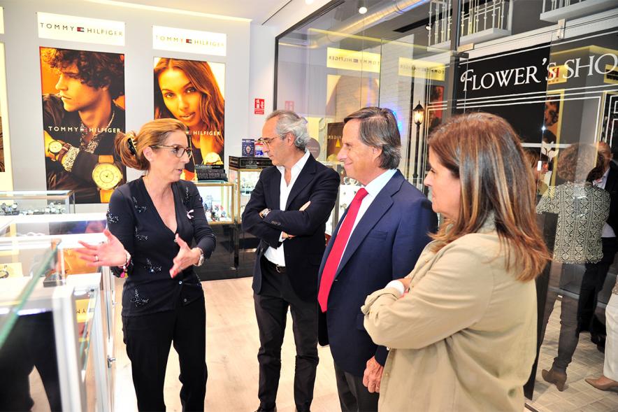 Visita a la empresa Citytime -  Imagen del alcalde García de Vinuesa visitando con directivos la instalaciones de la empresa.