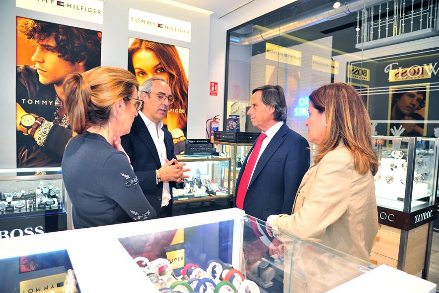 Visita a la empresa Citytime -  Imagen del alcalde García de Vinuesa visitando con directivos la instalaciones de la empresa.