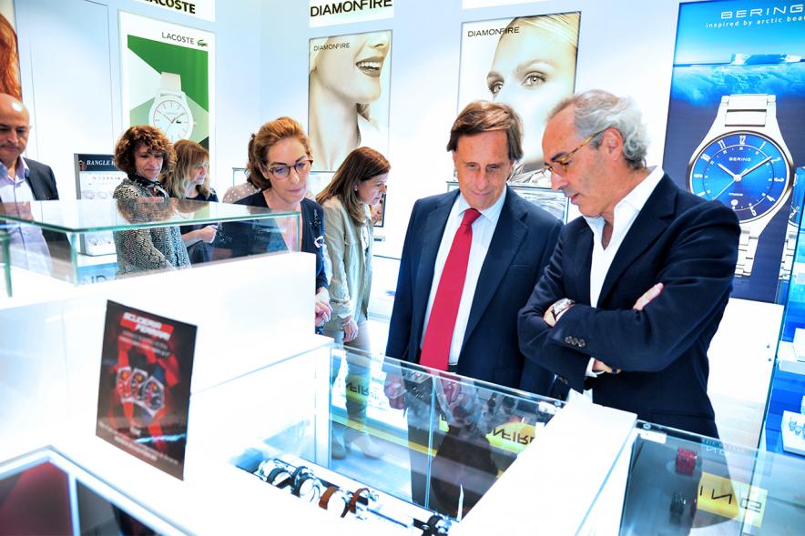 Visita a la empresa Citytime - Imagen del alcalde García de Vinuesa visitando con directivos mirando las piezas de joyería.
