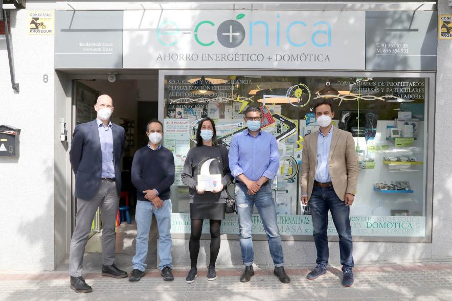 Alcalde Rafael Sánchez junto a representantes del consistorio junto al comerciante premiado. 
