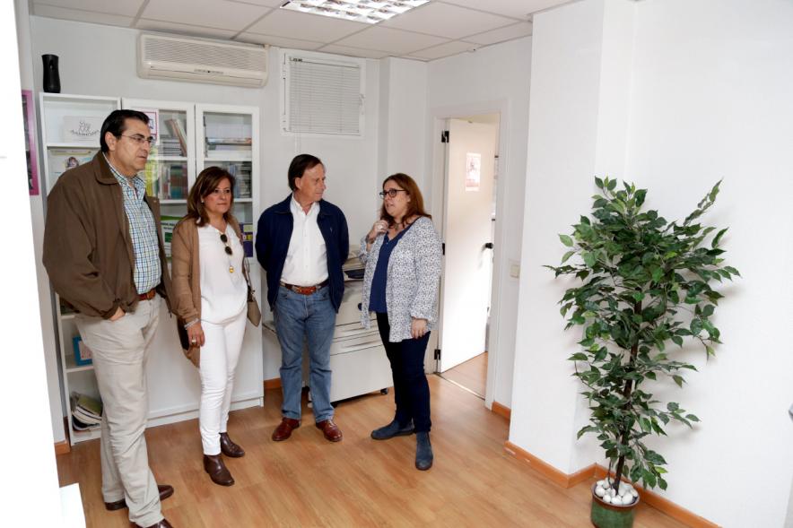 Visita Talleres e Inauguración Asociación AAMNDAH - Autoridades visitando  la asociación.