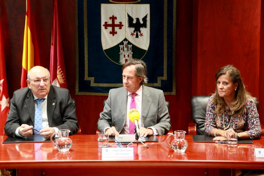 Representantes de cada una de las partes en la firma del acuerdo
