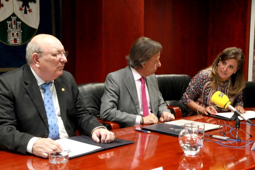Representantes de cada una de las partes en la firma del acuerdo