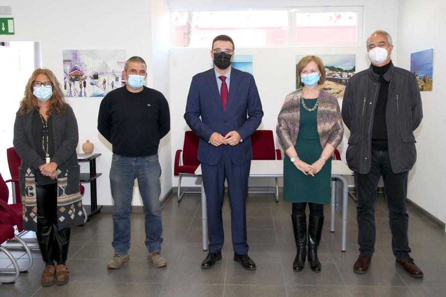 Firmantes posan tras la firma