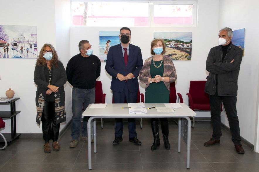 Firmantes posan tras la firma