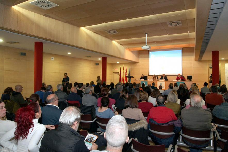 Reunión de la ACAA en C.D. VAldelasfuentes - Imagen panorámica de la sala donde se celebra la reunión, venos al público y la mesa presidencial.
