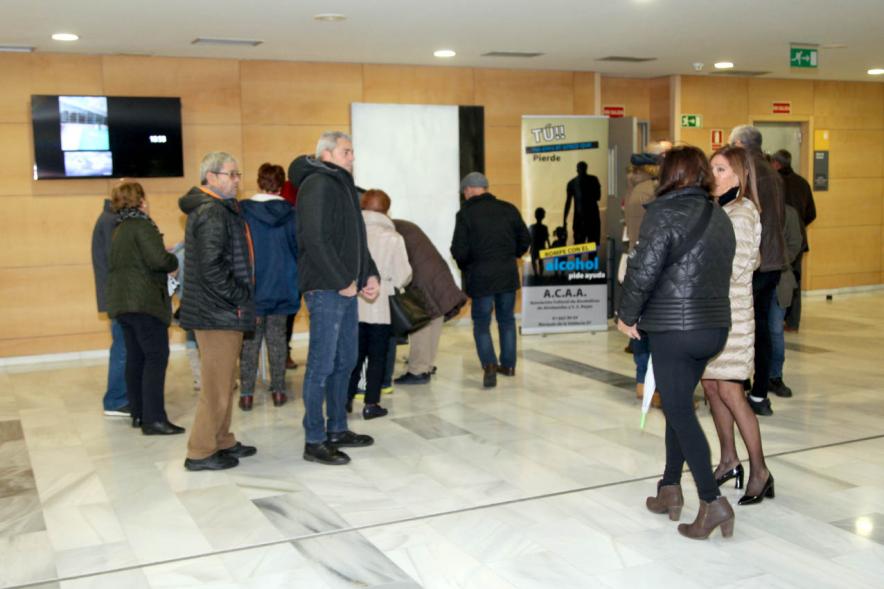 Reunión de la ACAA en C.D. VAldelasfuentes - Imagen de personas en el hall, llegando a la reunión.