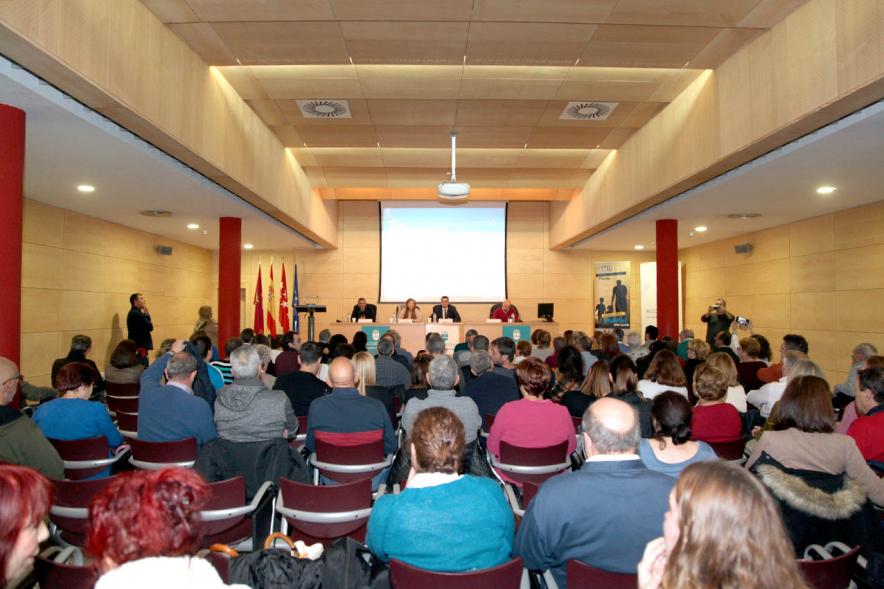 Reunión de la ACAA en C.D. VAldelasfuentes - Imagen panorámica de la sala donde se celebra la reunión, venos al público y la mesa presidencial.