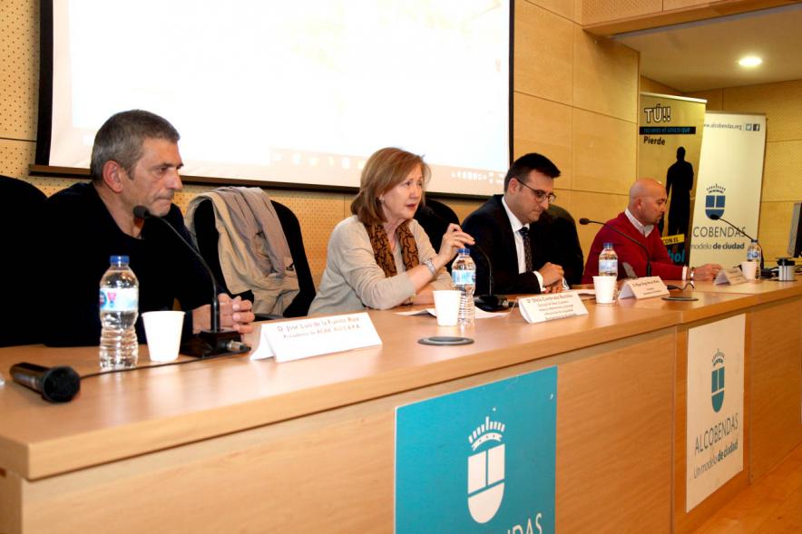 Reunión de la ACAA en C.D. VAldelasfuentes - Imagen de la mesa presidencial donde podemos ver al vicealcalde Miguel Ángel Arranz, la delegada Ofelia Culebras y otras autoridades.