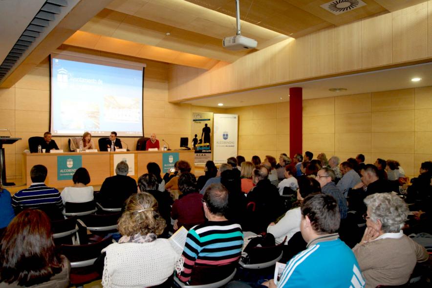Reunión de la ACAA en C.D. VAldelasfuentes - Imagen panorámica de la sala donde se celebra la reunión, vemos al público y la mesa presidencial.