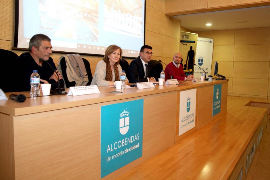 Reunión de la ACAA en C.D. VAldelasfuentes - Imagen de la mesa presidencial donde podemos ver al vicealcalde Miguel Ángel Arranz, la delegada Ofelia Culebras y otros ponentes.