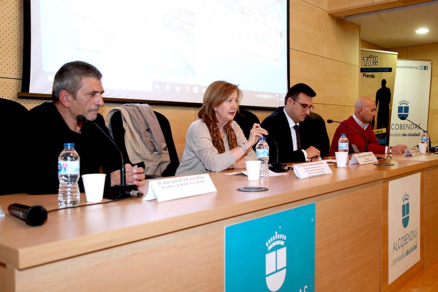 Reunión de la ACAA en C.D. VAldelasfuentes - Imagen de la mesa presidencial donde podemos ver al vicealcalde Miguel Ángel Arranz, la delegada Ofelia Culebras y otras autoridades.