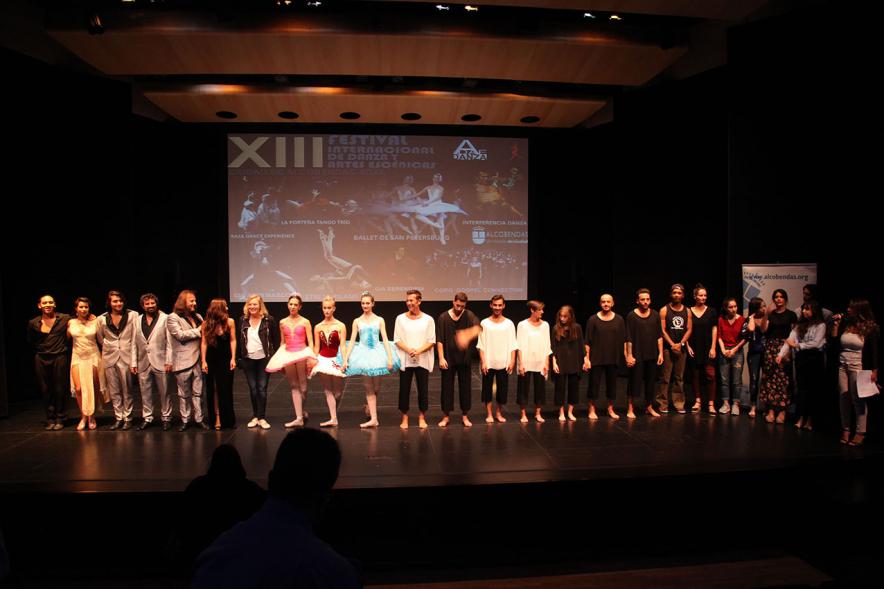 Presentación del Festival de Danza ADAE - Los bailarines, los actores, sobre el escenario.