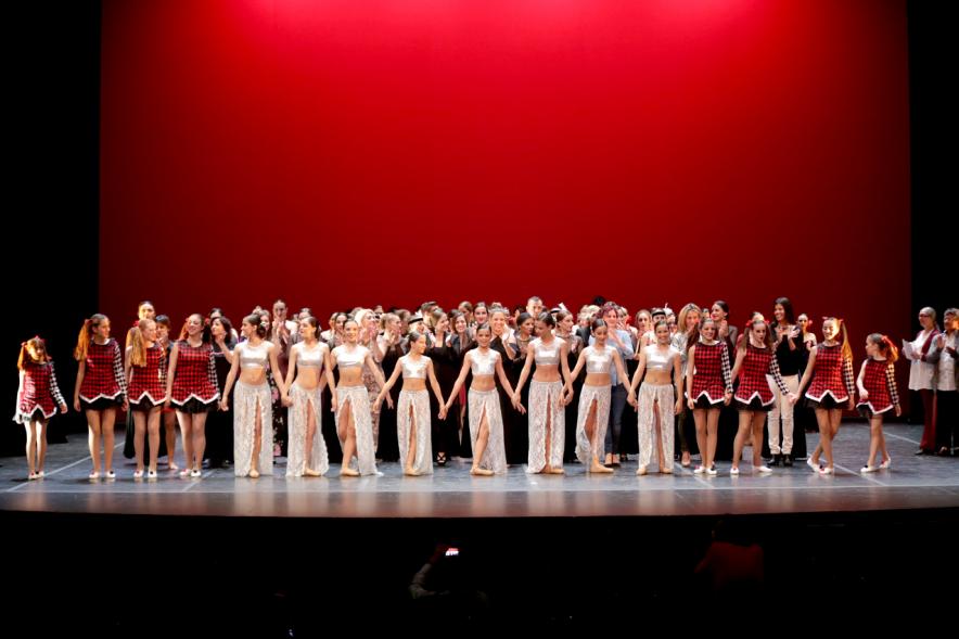 VIIº Certamen Día Mundial de la Danza ADAE - Imagen de los grupos de danza todos juntos saludando desde el escenario.