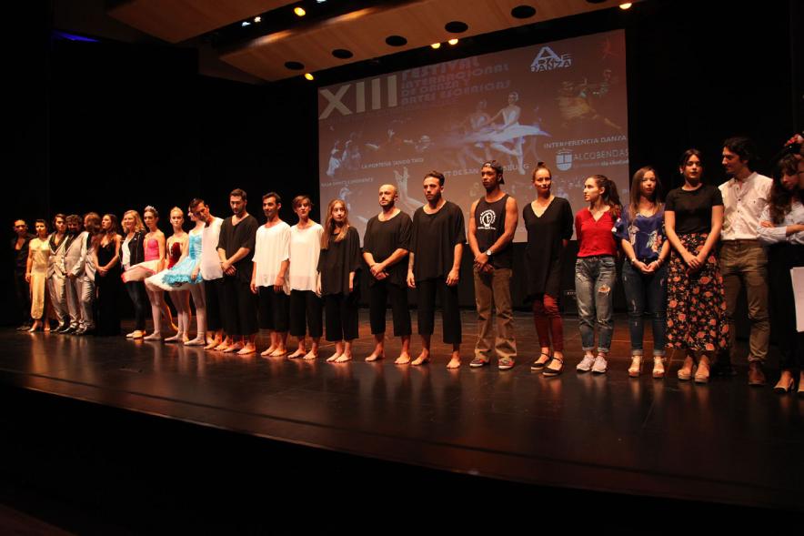 Presentación del Festival de Danza ADAE - Todos los bailarines en el escenario.