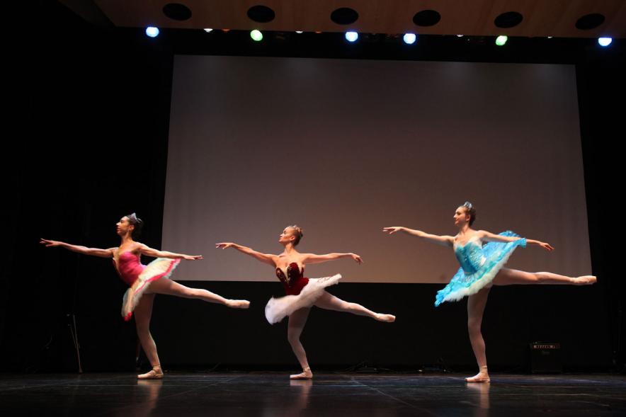 Presentación del Festival de Danza ADAE -Tres bailarinas de ballets.