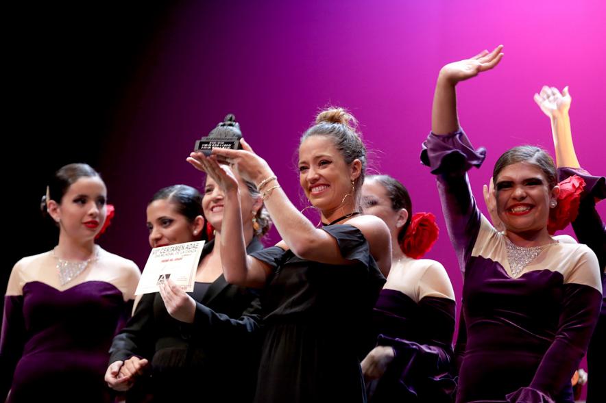 VIIº Certamen Día Mundial de la Danza ADAE - Imagen de un momento de la entrega de trofeos a los grupos de danza participantes en el evento.