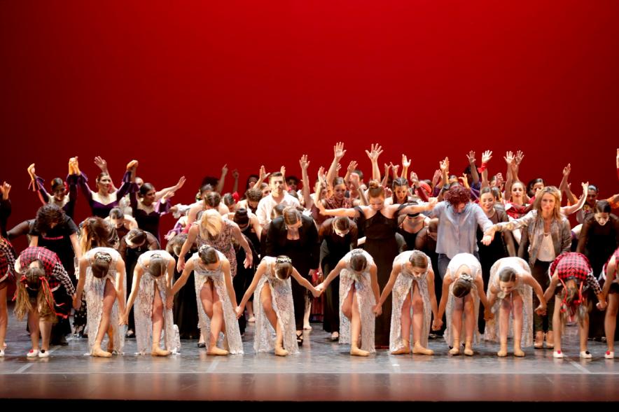 VIIº Certamen Día Mundial de la Danza ADAE - Imagen de los grupos de danza todos juntos saludando desde el escenario.