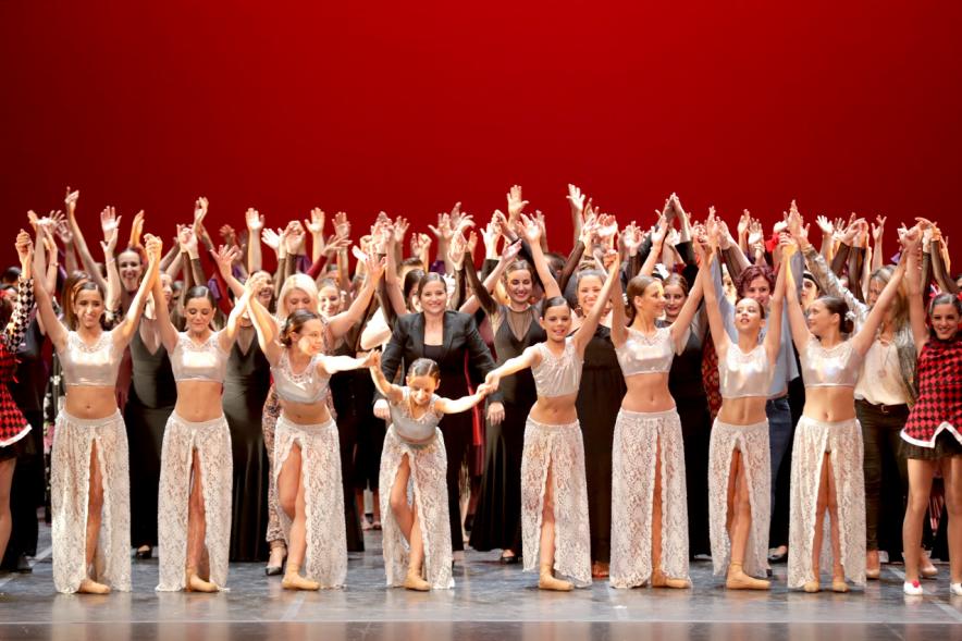VIIº Certamen Día Mundial de la Danza ADAE - Imagen de los grupos de danza todos juntos saludando desde el escenario.