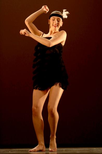 VIIº Certamen Día Mundial de la Danza ADAE - Imagen de una bailarina en un momento de su actuación.