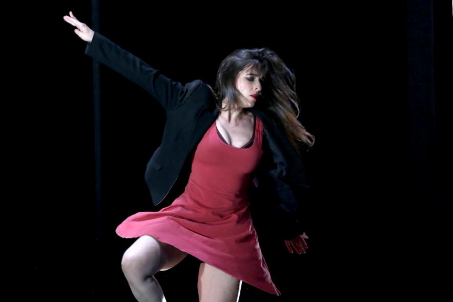 VIIº Certamen Día Mundial de la Danza ADAE - Imagen de una bailarina en un momento de su actuación.