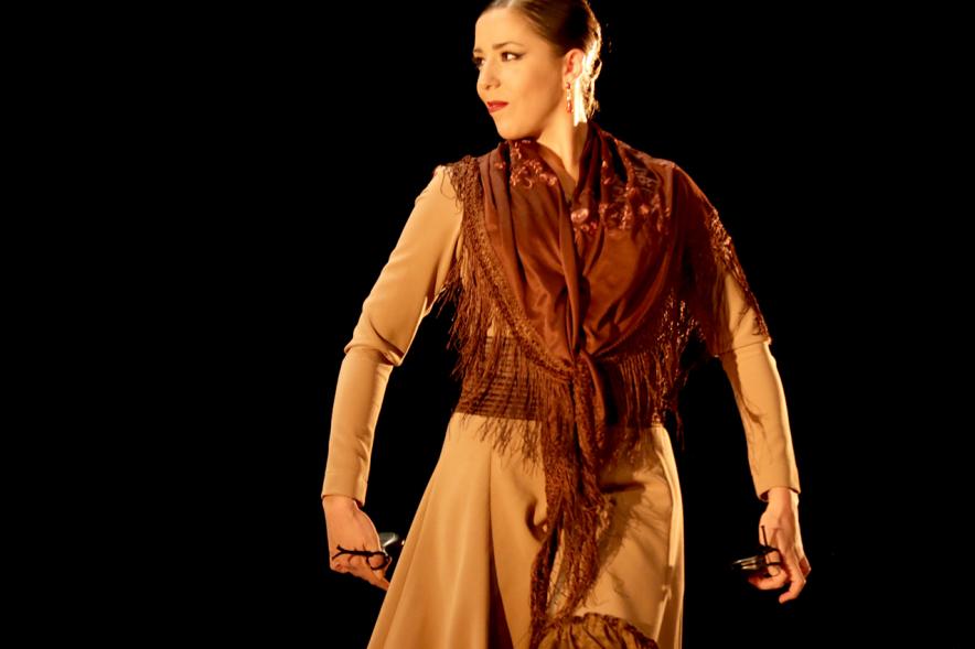 VIIº Certamen Día Mundial de la Danza ADAE - Imagen de una bailarina en un momento de su actuación.