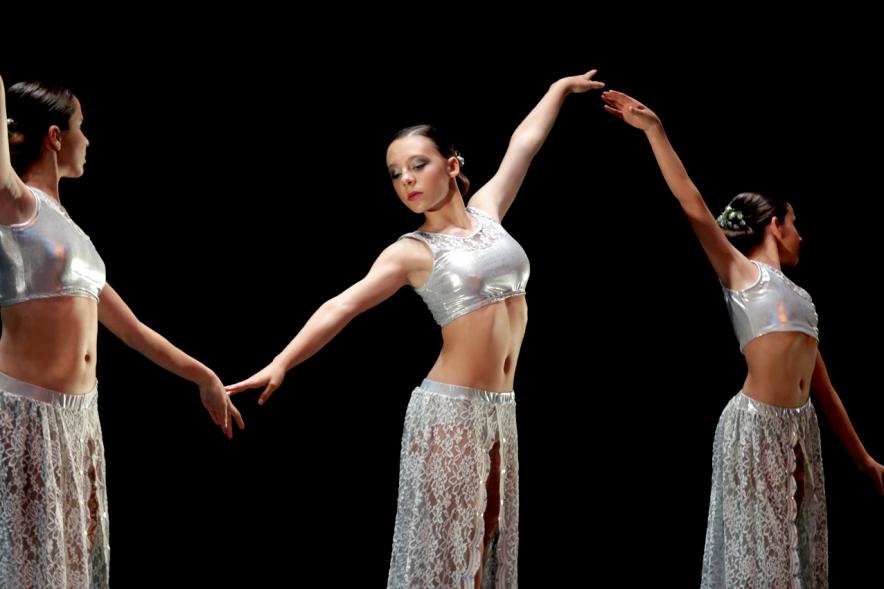 VIIº Certamen Día Mundial de la Danza ADAE - Imagen de uno de los grupos de danza en un momento de su actuación.
