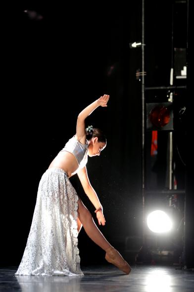 VIIº Certamen Día Mundial de la Danza ADAE - Imagen de una bailarina en un momento de su actuación.