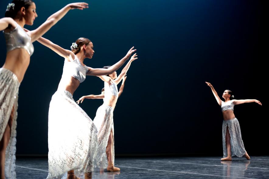 VIIº Certamen Día Mundial de la Danza ADAE - Imagen de uno de los grupos de danza en un momento de su actuación.