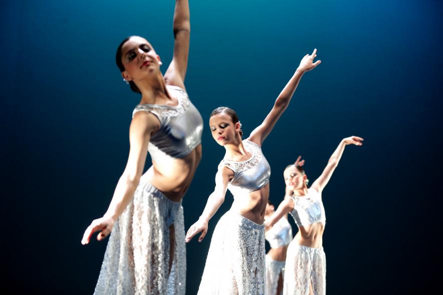 VIIº Certamen Día Mundial de la Danza ADAE - Imagen de uno de los grupos de danza en un momento de su actuación.